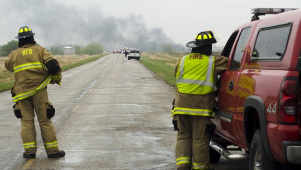 Smoke from the wreckage of several oil tanker cars that derailed in a field near the town of Heimdal, North Dakota May 6, 2015 - Sputnik International