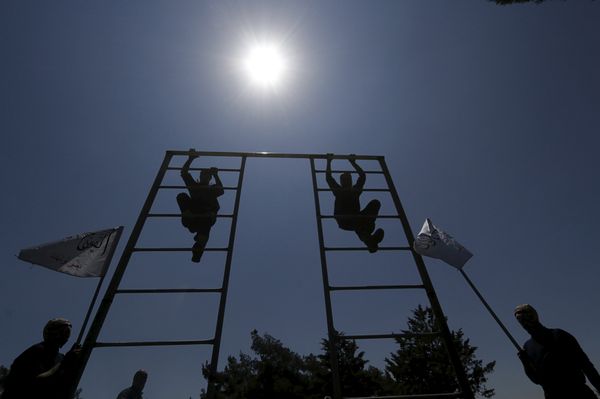 Rebel fighters from 'the First Regiment', part of the Free Syrian Army, climb on a bar as they participate in a military training in the western countryside of Aleppo May 4, 2015 Rebel fighters from 'the First Regiment', part of the Free Syrian Army, climb on a bar as they participate in a military training in the western countryside of Aleppo May 4, 2015 - Sputnik International