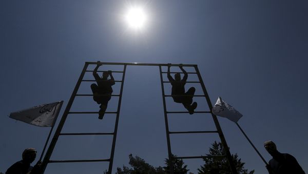 Rebel fighters from 'the First Regiment', part of the Free Syrian Army, climb on a bar as they participate in a military training in the western countryside of Aleppo May 4, 2015 Rebel fighters from 'the First Regiment', part of the Free Syrian Army, climb on a bar as they participate in a military training in the western countryside of Aleppo May 4, 2015 - Sputnik International