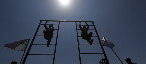 Rebel fighters from 'the First Regiment', part of the Free Syrian Army, climb on a bar as they participate in a military training in the western countryside of Aleppo May 4, 2015 - Sputnik International