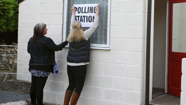 Electoral workers put up a sign in the window of a building being used as a polling station in Doncaster, northern England, May 7, 2015 - Sputnik International