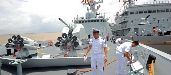 Crew members work on the Chinese Navy ship Wei Fang - Sputnik International