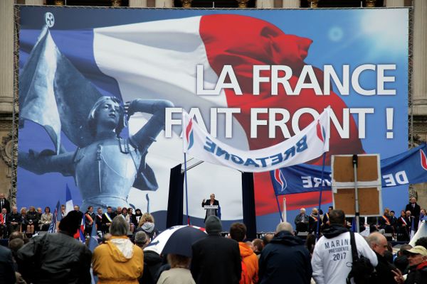France’s far-right National Front president Marine Le Pen, center, delivers her speech at Opera Plaza during the annual May Day march, in Paris, France, Friday, May 1, 2015. - Sputnik International