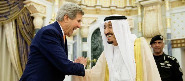 US Secretary of State John Kerry, left, shakes hands with Saudi Arabia's King Salman at the Royal Court, in Riyadh, Saudi Arabia, Thursday, May 7, 2015 - Sputnik International