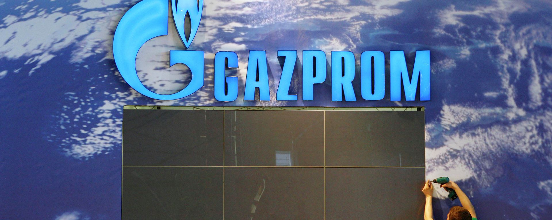 An employee assembles parts at the booth of Russian company Gazprom in preparation of the Hanover industrial fair in Hanover, Germany - Sputnik International, 1920, 07.03.2022