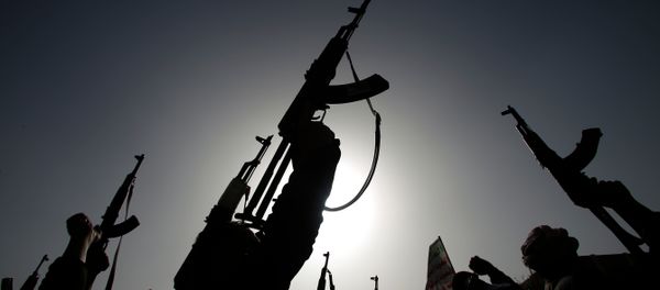 Shiite rebels known as Houthis hold up their weapons to denounce the Saudi-led airstrikes as they chant slogans during a protest in Sanaa, Yemen - Sputnik International