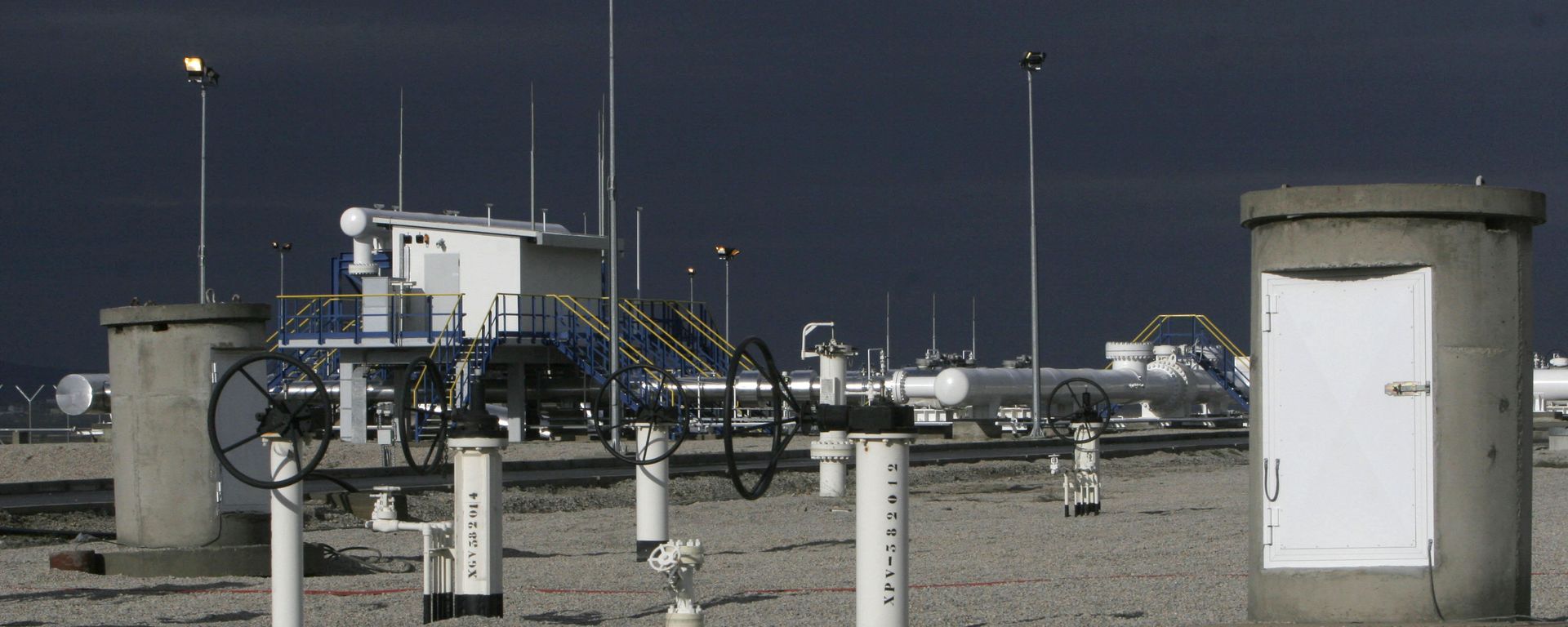 A general view of the monitoring station of a pipeline bringing Azerbaijani gas from Turkey to Greece at the Ipsala border crossing  - Sputnik International, 1920, 18.07.2022