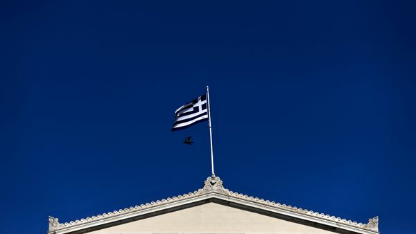A Greek national flag flutters atop the parliament building in Athens May 5, 2015 A Greek national flag flutters atop the parliament building in Athens May 5, 2015 - Sputnik International