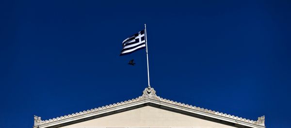 A Greek national flag flutters atop the parliament building in Athens May 5, 2015 - Sputnik International