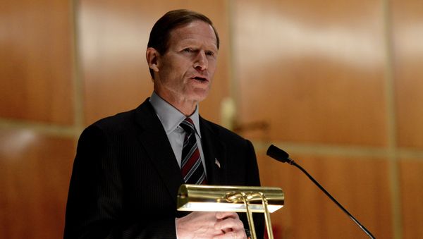 US Sen. Richard Blumenthal speaks to mourners at a vigil service for victims of the Sandy Hook Elementary School shooting, at the St. Rose of Lima Roman Catholic Church in Newtown, Conn. - Sputnik International