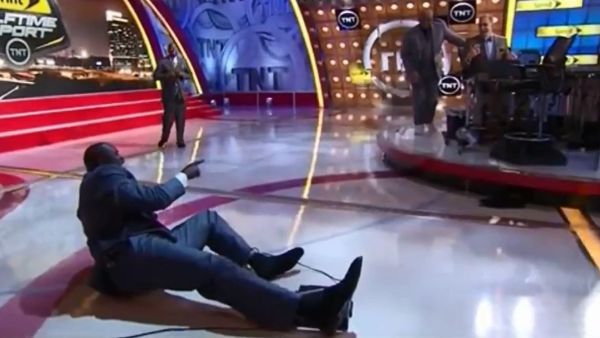 Shaq Faceplants On TV Interview - Sputnik International