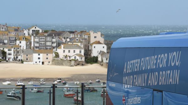 Conservative Party election campaign bus stands parked in St Ives, south-west England on May 5, 2015 - Sputnik International