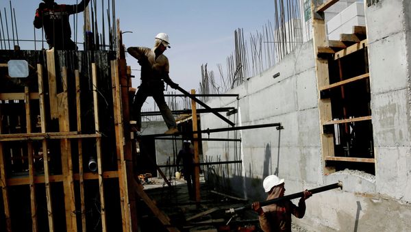 Palestinian laborers work on a construction site in Ramat Shlomo, a Jewish settlement in the mainly Palestinian eastern sector of Jerusalem, on October 30, 2013 - Sputnik International