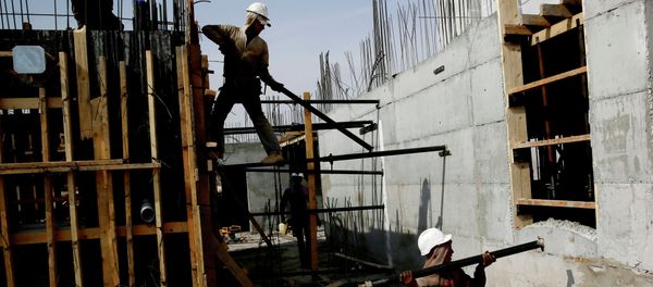 Palestinian laborers work on a construction site in Ramat Shlomo, a Jewish settlement in the mainly Palestinian eastern sector of Jerusalem, on October 30, 2013 - Sputnik International