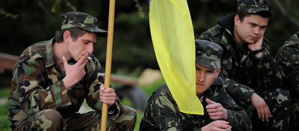 Ukrainian servicemen hold a Ukrainian flag before leaving the Belbek airbase near Sevastopol, Crimea, Friday, March 28, 2014 - Sputnik International