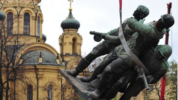 Removing monument in Warsaw - Sputnik International