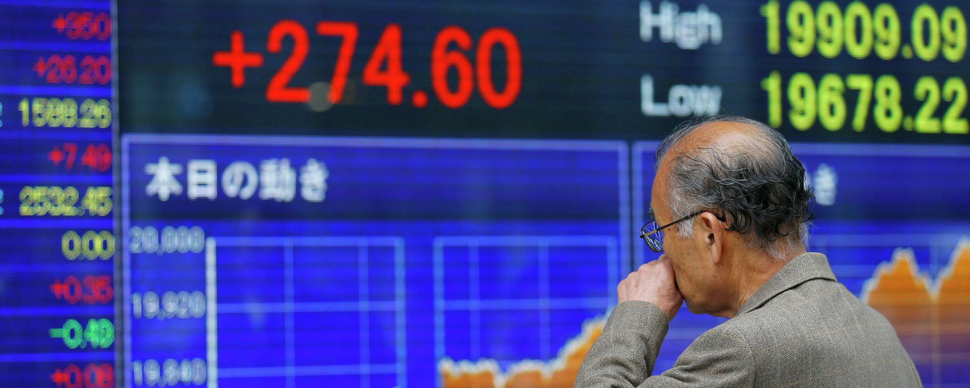 A man looks at an electronic stock indicator of a securities firm in Tokyo  - Sputnik International, 1920, 07.04.2025