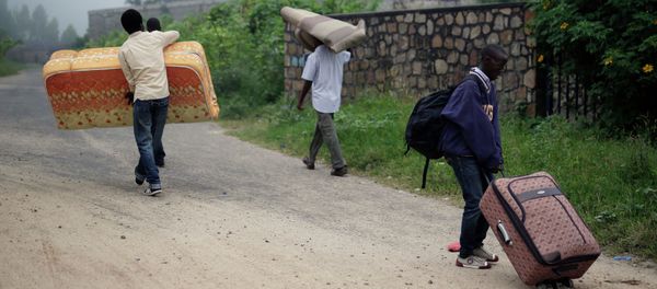 Students carry their belongings as they leave the Kiriki University campus in Bujumbura, Burundi - Sputnik International