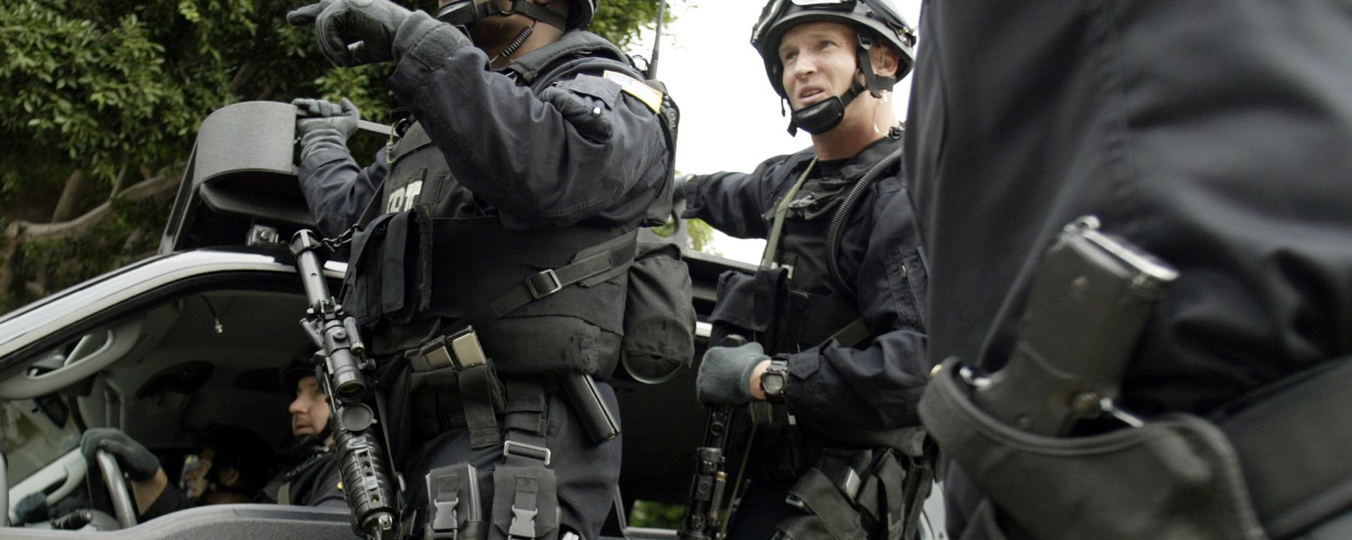 FBI agents in riot gear get information from a Los Angeles Police Department police officer (R) as they head towards the Mexican consulate in Los Angeles - Sputnik International, 1920, 23.07.2021