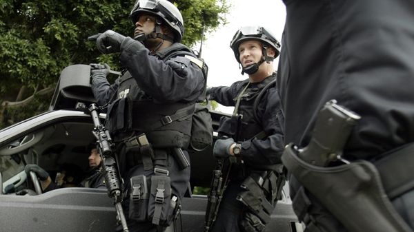 FBI agents in riot gear get information from a Los Angeles Police Department police officer (R) as they head towards the Mexican consulate in Los Angeles FBI agents in riot gear get information from a Los Angeles Police Department police officer (R) as they head towards the Mexican consulate in Los Angeles - Sputnik International