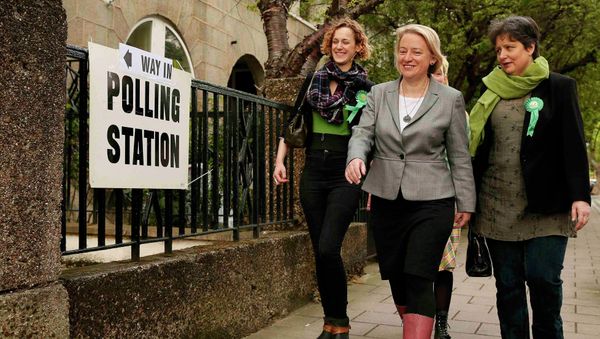 Natalie Bennett (C), the leader of the Green Party arrives to vote at a polling station in London, Britain, May 7, 2015 - Sputnik International