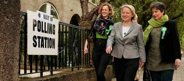 Natalie Bennett (C), the leader of the Green Party arrives to vote at a polling station in London, Britain, May 7, 2015 Natalie Bennett (C), the leader of the Green Party arrives to vote at a polling station in London, Britain, May 7, 2015 - Sputnik International