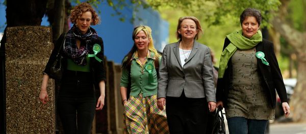 Natalie Bennett (2nd R), the leader of the Green Party arrives with supporters to vote at a polling station in London, Britain, May 7, 2015 - Sputnik International