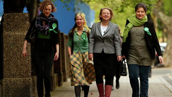 Natalie Bennett (2nd R), the leader of the Green Party arrives with supporters to vote at a polling station in London, Britain, May 7, 2015 - Sputnik International