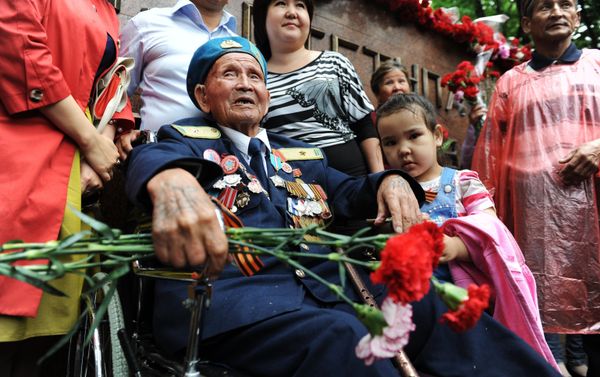 A war veteran during the Immortal Regiment rally as part of celebrations to mark the 70th anniversary of Victory in the 1941-1945 A war veteran during the Immortal Regiment rally as part of celebrations to mark the 70th anniversary of Victory in the 1941-1945 - Sputnik International
