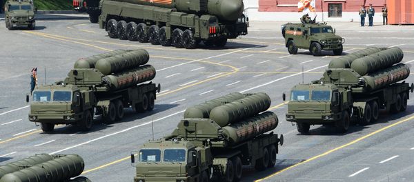 S-400 Triumph/SA-21 Growler medium-range and long-range surface-to-air missile systems at the military parade S-400 Triumph/SA-21 Growler medium-range and long-range surface-to-air missile systems at the military parade - Sputnik International