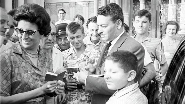 Manolis Glezos, national hero of Greece, with family Manolis Glezos, national hero of Greece, with family - Sputnik International
