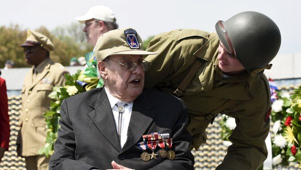 A veteran interacts with an usher dressed in World War II era uniform during a Capitol Flyover over the National Mall to commemorate the 70th anniversary of VE (Victory in Europe) Day, in Washington May 8, 2015 A veteran interacts with an usher dressed in World War II era uniform during a Capitol Flyover over the National Mall to commemorate the 70th anniversary of VE (Victory in Europe) Day, in Washington May 8, 2015 - Sputnik International