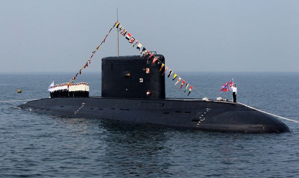 A diesel-powered Varshavyanka-class submarine during the celebrations of the Russian Navy Day in Vladivostok - Sputnik International