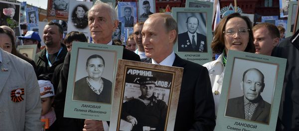 Russian President Vladimir Putin (C) holds a portrait of his father, war veteran Vladimir Spiridonovich Putin as he takes part in the Immortal Regiment march on the Red Square during the Victory Day celebrations in Moscow, Russia, May 9, 2015 Russian President Vladimir Putin (C) holds a portrait of his father, war veteran Vladimir Spiridonovich Putin as he takes part in the Immortal Regiment march on the Red Square during the Victory Day celebrations in Moscow, Russia, May 9, 2015 - Sputnik International