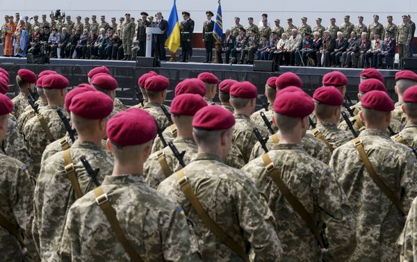Ukrainian President Petro Poroshenko (top C) addresses recruits from the presidential regiment as war veterans look on during Victory Day celebrations in the Museum of the Great Patriotic War in Kiev, Ukraine May 9, 2015 - Sputnik International