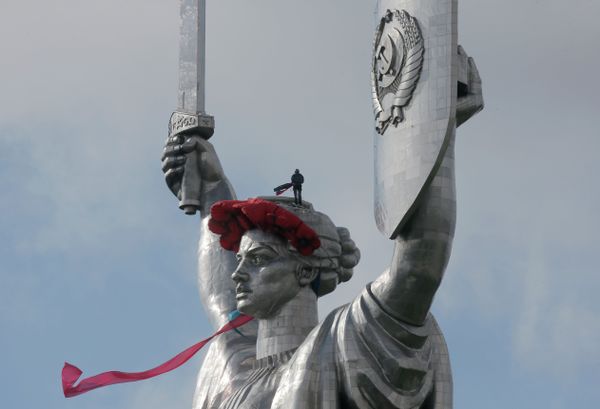 Kiev's Motherland Monument in Kiev. Feeling sheepish about removing the 102-meter tall Soviet-era monument overlooking the capital, authorities decided to decorate it with a wreath of poppies and a ribbon instead. - Sputnik International