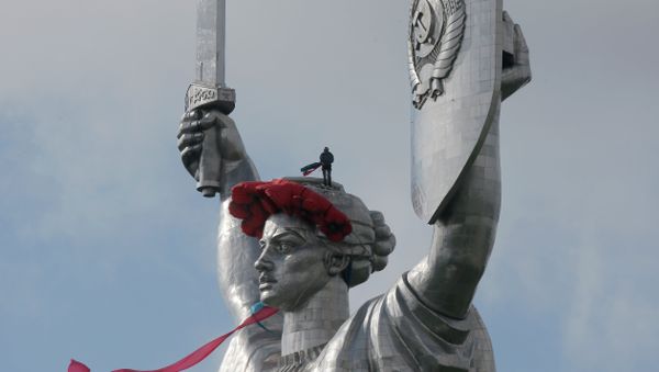 Kiev's Motherland Monument in Kiev. Feeling sheepish about removing the 102-meter tall Soviet-era monument overlooking the capital, authorities decided to decorate it with a wreath of poppies and a ribbon instead. Kiev's Motherland Monument in Kiev. Feeling sheepish about removing the 102-meter tall Soviet-era monument overlooking the capital, authorities decided to decorate it with a wreath of poppies and a ribbon instead. - Sputnik International