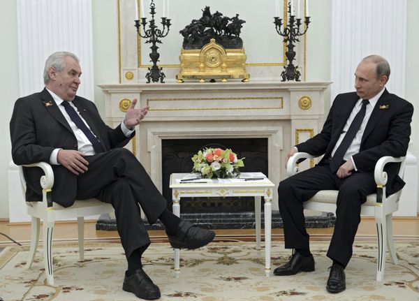 Czech Republic's President Milos Zeman (L) talks to Russian President Vladimir Putin during their meeting at the Kremlin in Moscow, Russia, May 9, 2015 - Sputnik International