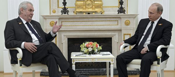 Czech Republic's President Milos Zeman (L) talks to Russian President Vladimir Putin during their meeting at the Kremlin in Moscow, Russia, May 9, 2015 - Sputnik International