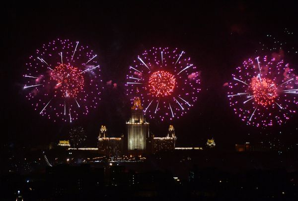 Fireworks to mark the 70th anniversary of victory over the Nazi Germany in World War II. - Sputnik International