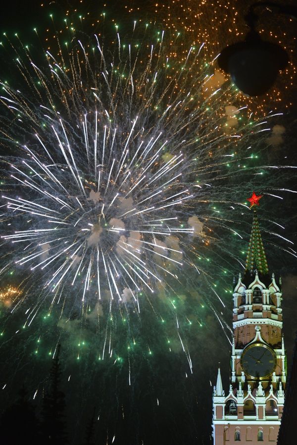 Fireworks to mark the 70th anniversary of victory over the Nazi Germany in World War II. - Sputnik International