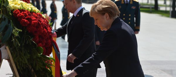 Vladimir Putin and German Chancellor Angela Merkel lay flowers at Tomb of the Unknown Soldier Vladimir Putin and German Chancellor Angela Merkel lay flowers at Tomb of the Unknown Soldier - Sputnik International