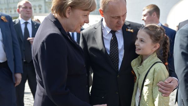 Vladimir Putin and German Chancellor Angela Merkel lay flowers at Tomb of the Unknown Soldier - Sputnik International