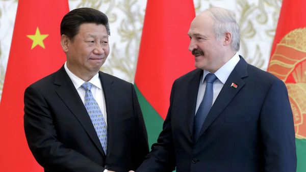 Belarussian President Alexander Lukashenko (R) shakes hands with his Chinese counterpart Xi Jinping during a meeting in Minsk, May 10, 2015 Belarussian President Alexander Lukashenko (R) shakes hands with his Chinese counterpart Xi Jinping during a meeting in Minsk, May 10, 2015 - Sputnik International