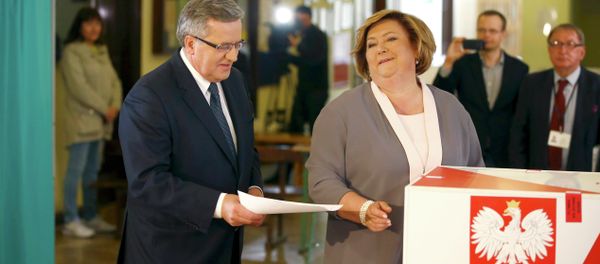 Polish President Bronislaw Komorowski and his wife Anna (R) cast their votes in the first round of the presidential election at a polling station in Warsaw, Poland May 10, 2015 - Sputnik International