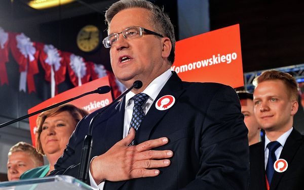 Polish President Bronislaw Komorowski addresses his supporters after the announcement of the exit poll results of the first round of the presidential election in Warsaw on May 10, 2015 Polish President Bronislaw Komorowski addresses his supporters after the announcement of the exit poll results of the first round of the presidential election in Warsaw on May 10, 2015 - Sputnik International