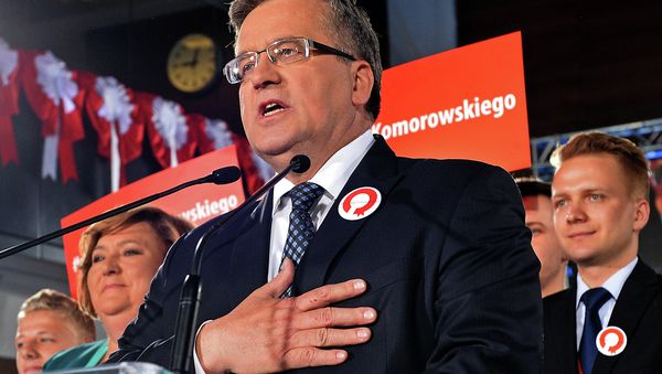 Polish President Bronislaw Komorowski addresses his supporters after the announcement of the exit poll results of the first round of the presidential election in Warsaw on May 10, 2015 Polish President Bronislaw Komorowski addresses his supporters after the announcement of the exit poll results of the first round of the presidential election in Warsaw on May 10, 2015 - Sputnik International