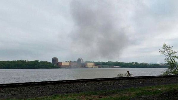 Smoke is seen over the Indian Point nuclear power plant in New York, in this handout photo provided by Gustavus Gricius taken May 9, 2015 - Sputnik International