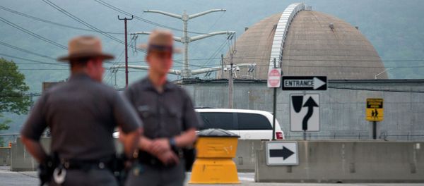 New York State Troopers stand at the main entrance of the Indian Point nuclear power plant Saturday May 9, 2015 - Sputnik International