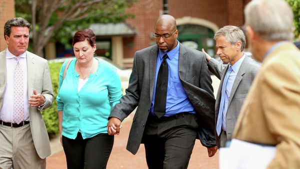 Former CIA officer Jeffrey Sterling, center, accompanied by his wife Holly, and his attorney, arrives at the U.S. District Court in Alexandria, Va., Monday, May 11, 2015. - Sputnik International